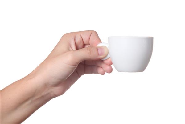 دستی که یک فنجان قهوه را در خود دارد روی زمینه سفید جدا شده است