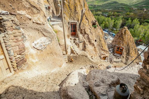 نمای نزدیک از حیاط و فضای داخلی روستای غاری باستانی سنتی تروگلودیت در کندوان در استان آذربایجان شرقی تمرکز انتخابی