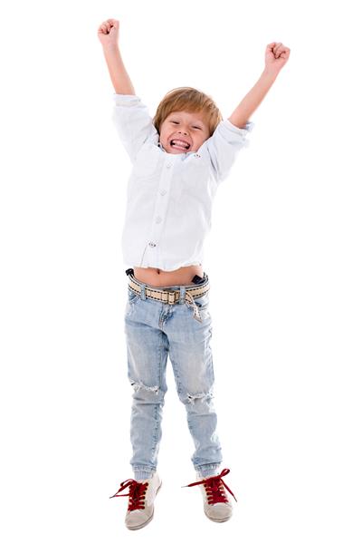 پسر خوشحال با بازوها - جدا شده روی یک زمینه سفید