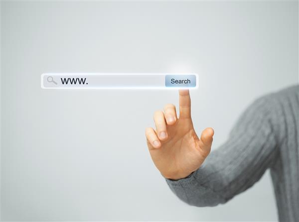 فناوری سیستم جستجو و مفهوم اینترنت - فشار دادن دکمه جستجو توسط مرد