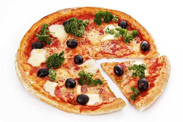 پیتزای تازه با گوجه فرنگی پنیر و قارچ در نمای نزدیک چوبی روی زمینه سفید