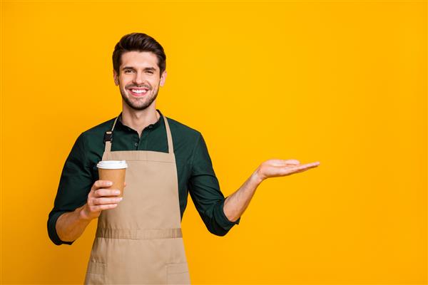 عکس از یک مرد جذاب و خوش تیپ شیک و شیک که به شما توصیه می کند از لبخند روی دندانهای قهوه خانه اش که بیش از حد رنگ زمینه زرد دارد جدا شود