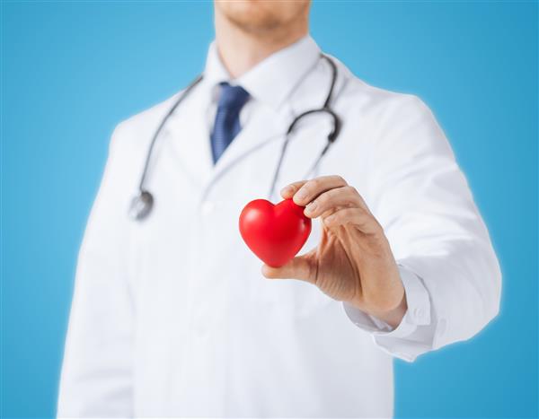 مراقبت های بهداشتی و مفهوم پزشکی - پزشک مرد با قلب
