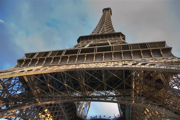 برج ایفل در تابستانی آفتابی و ابری پاریس فرانسه