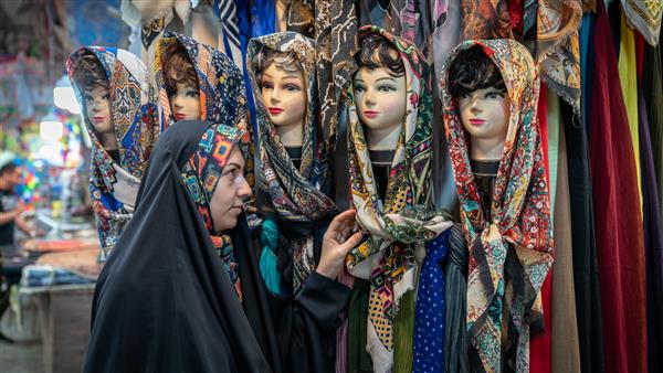 اصفهان ایران زن ایرانی با نگاه به حجاب و روسری در بازار بزرگ معروف به بازار بزرگ