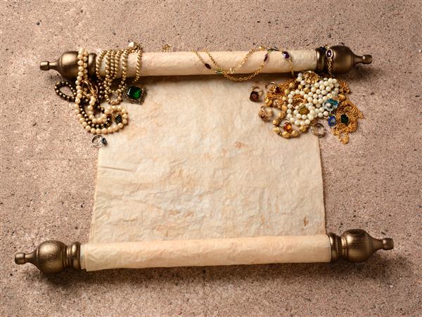 غنیمت دزدان دریایی طوماری باستانی که روی ماسه ساحل گذاشته شده و جواهرات آن روی قسمت انتهایی آن پراکنده شده اند طومار برای نقشه گنج یا کپی شما خالی است