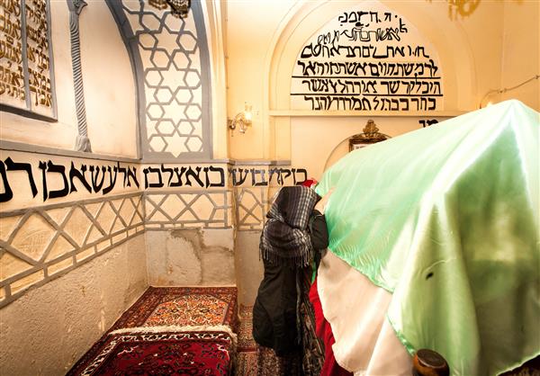 همدان ایران یک زن یهودی ایرانی بر مزار قهرمان کتاب مقدس استر نماز می خواند