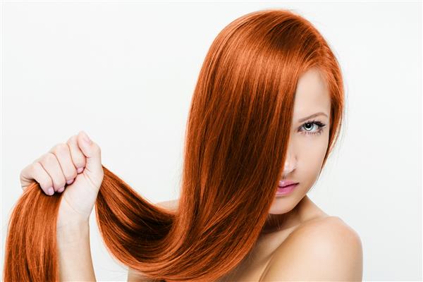 زنی با زیبایی موهای قرمز بلند