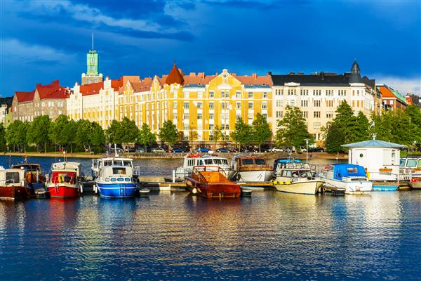 مناظر زیبای مناظر تابستانی از معماری اسکله شهر قدیمی در هلسینکی فنلاند