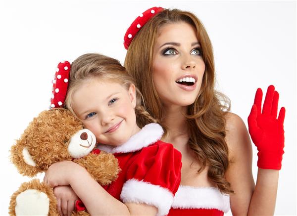 زن و دختر کوچکی که لباس بابانوئل به تن دارند