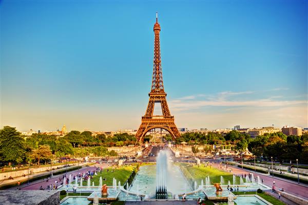برج ایفل از یک چشمه در یک روز آفتابی تابستان پاریس فرانسه دیده می شود
