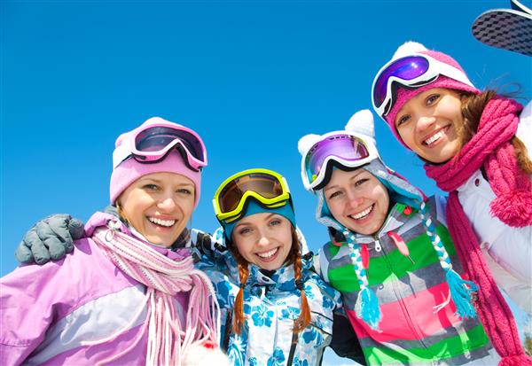 گروه زن جوان در تعطیلات اسکی در کوهستان