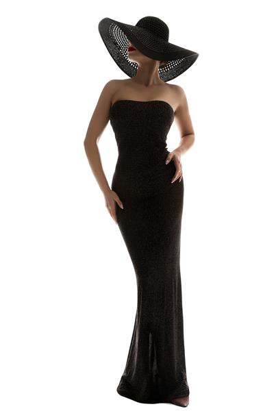 مدل مد لباس بلند کلاه لبه دار زن زیبا با لباس سیاه تمام قد در زمینه سفید