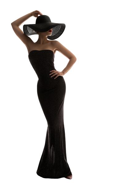 مدل لباس کلاه تابستانی لباس بلند زن زیبا با لباس سیاه خانم کامل در پس زمینه سفید