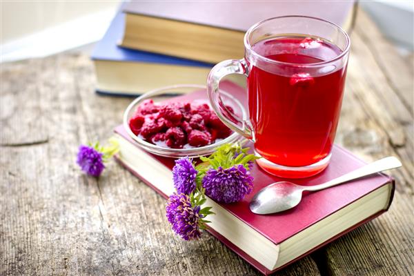 چای مربای تمشک زمینه عاشقانه پاییز همراه با نوشیدنی گرم تمشک چای میوه ای گل و کتاب