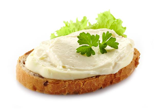 نان با پنیر خامه ای که روی زمینه سفید قرار دارد