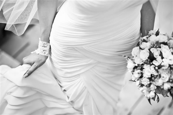 عروس جوان با لباس عروس سیاه و سفید