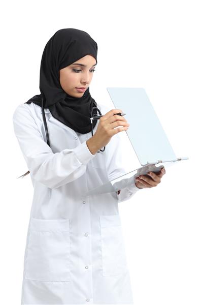 یک زن پزشک عرب با خواندن یک تاریخچه بالینی جدا شده روی یک زمینه سفید