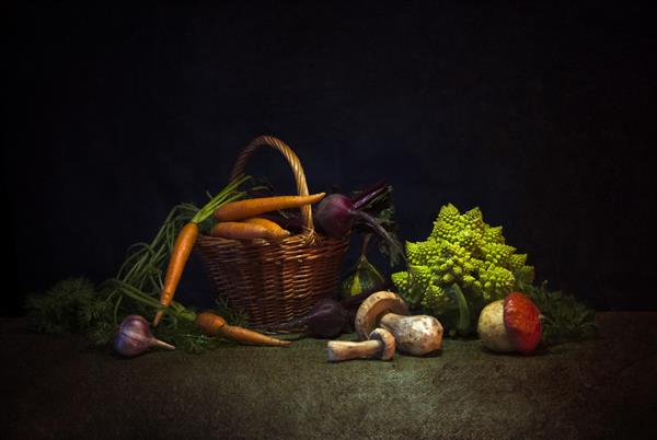 سبزیجات تازه در زمینه تاریک