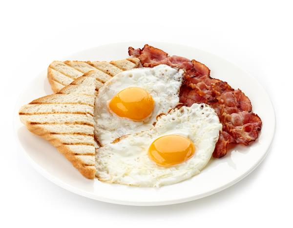بشقاب صبحانه با تخم مرغ سرخ شده بیکن و نان تست که روی زمینه سفید قرار دارد