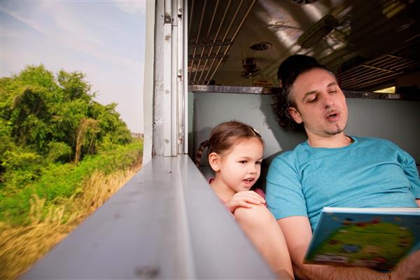خانواده در قطار با خواندن یک کتاب افسانه