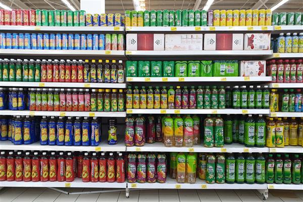 پنانگ مالزی بطری های چای نوشیدنی با مارک های مختلف در قفسه فروشگاه های مواد غذایی