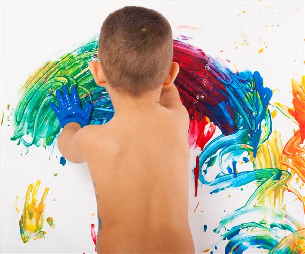 کودک شایان ستایش رنگ آمیزی نشان دهنده خلاقیت و آزادی است