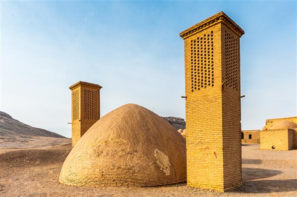 ویرانه های نزدیک برج های سکوت ساخته شده توسط زرتشتیان در یزد ایران