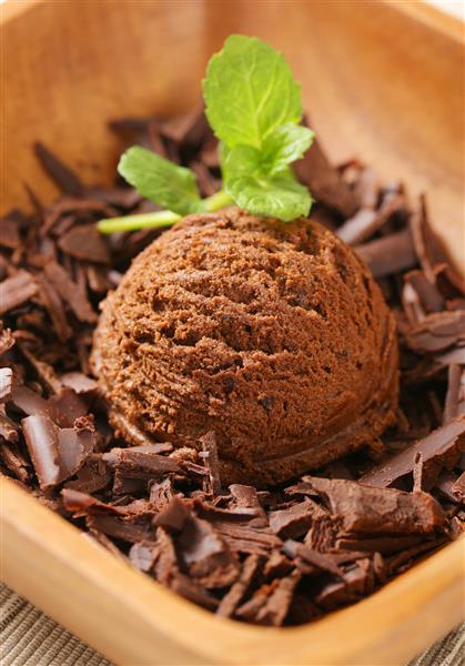 ساندا بستنی شکلاتی که در یک کاسه چوبی سرو می شود