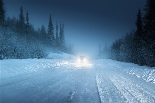 چراغ های ماشین در جنگل زمستانی روسیه