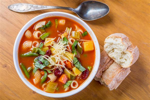 کاسه سوپ ماینسترون با ماکارونی لوبیا و سبزیجات