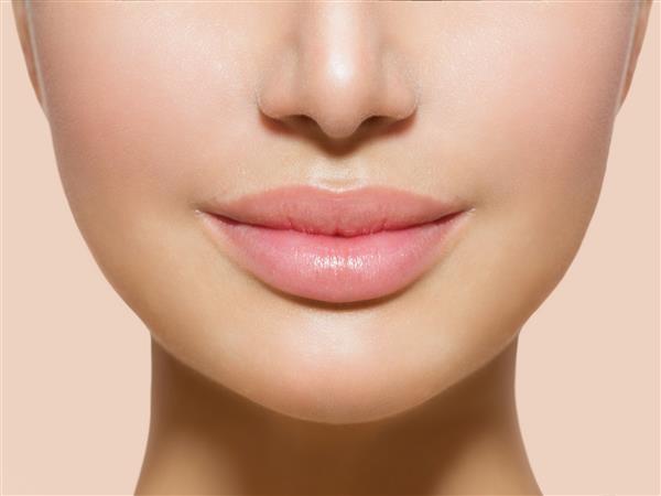 لبهای عالی دهان دختر از نزدیک زیبایی زن جوان لبخند لب پر چرب طبیعی افزایش لب جزئیات را از نزدیک نزدیک کنید