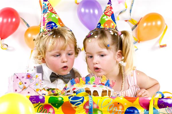 دو کودک با یک کیک تولد را جشن می گیرند