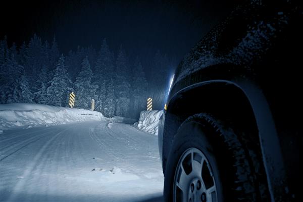 جاده خطرناک زمستانی در شب جاده کلرادو در توفان برفی