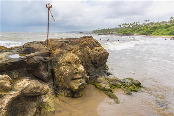 کنده کاری سنگ شیوا در ساحل کوچک واگاتور گوا هند ساحل واگاتور - شمالی ترین ساحل باردز تالوکا در گوا این مکان در مقابل رودخانه چاپورا از مورجیم در پرنم واقع شده است