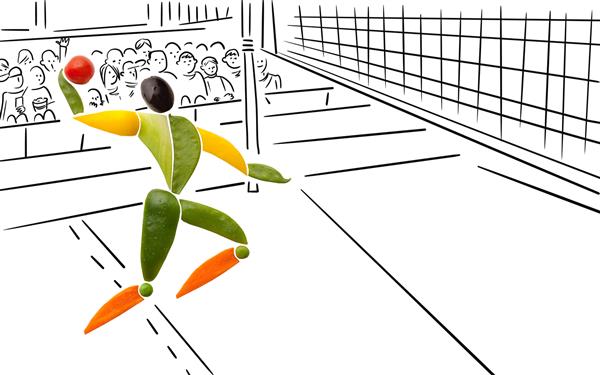 میوه ها و سبزیجات به شکل بازیکن والیبال که پرش می کند از روی تور خدمت می کنند