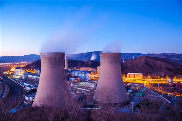 برج خنک کننده کارخانه صنایع سنگین در پکن