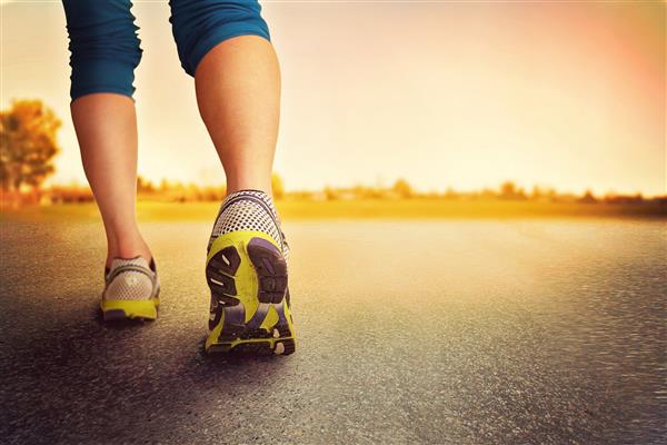 یک زن با یک جفت پا ورزشی که در هنگام طلوع یا غروب آفتاب برای یک آهسته دویدن یا دویدن می رود - مفهوم سبک زندگی سالم با فیلتر مثل instagram انجام می شود