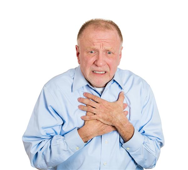 عکاسی از نمای نزدیک مدیر اجرایی سالخورده مرد کارمند شرکت دارای قفسه سینه ناگهانی درد قلب تلاش برای رسیدن به هوا خفه کردن پس زمینه سفید منزوی سکته قلبی پارگی آنوریسم آئورت