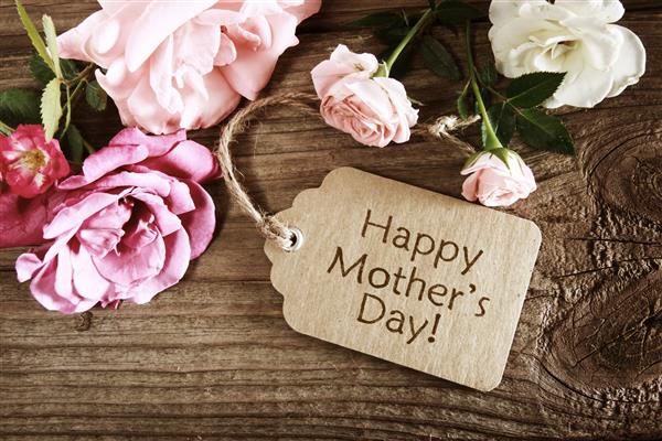 کارت روز مادران با گل های رز روستایی روی تخته چوبی
