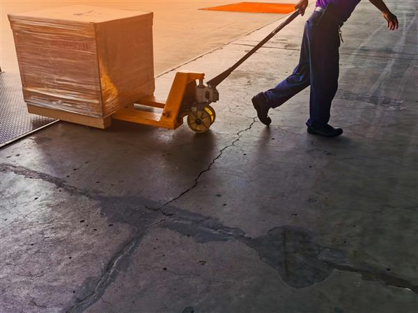 کارگر رانندگی لیفتراک حمل بار کارتن جعبه حمل کالا در پالت چوبی در بارگیری از کامیون کانتینر به انبار ذخیره سازی محموله در تدارکات حمل و نقل حمل و نقل صنعتی تحویل