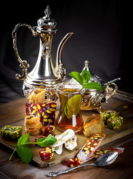 چای در لیوان با شیرینی های ترکی