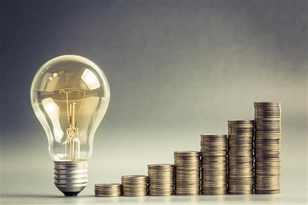 لامپ با پله های انبوه سکه برای طرح مالی یا ایده ایده تجاری