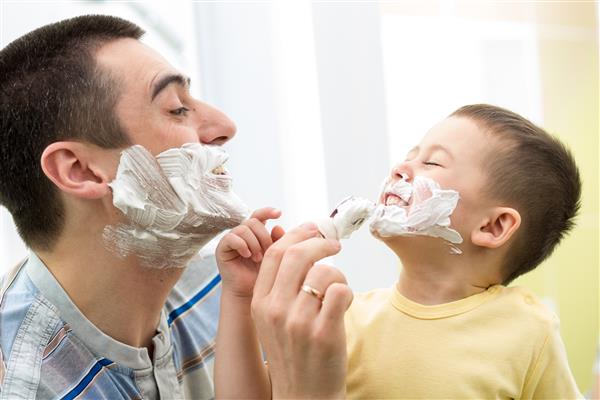 پدر بازیگوش و پسرش تراشیدن و سرگرم کردن در حمام