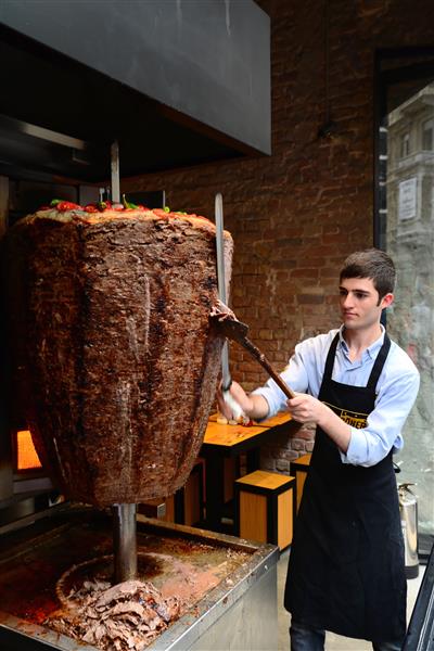 استانبول ترکیه یک سرآشپز غذای سنتی ترکی کباب ترکی را در رستوران برش می دهد