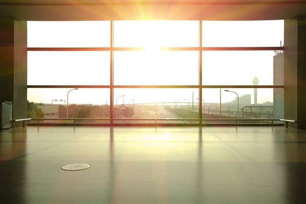پنجره راهروی دیوار شیشه ای داخلی فرودگاه مدرن