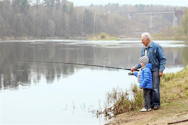 پدربزرگ و نوه ماهیگیری می کنند