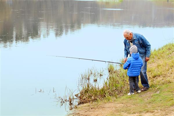 پدربزرگ و نوه ماهیگیری می کنند