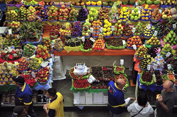 سائو پائولو برزیل افرادی که میوه ها را در شهرداری مارکتو سائو پائولو برزیل خریداری می کنند
