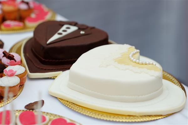 کیک عروس و داماد ساخته شده از شکلات سفید و شیری
